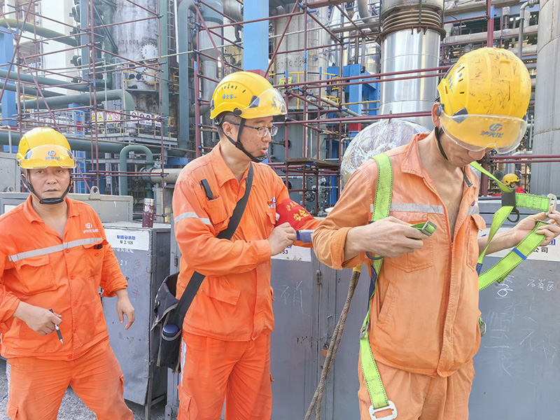 弘旭公司開展瀘天化硝區(qū)大修現(xiàn)場安全帽、安全帶、安全網(wǎng) 使用情況檢查(圖1)