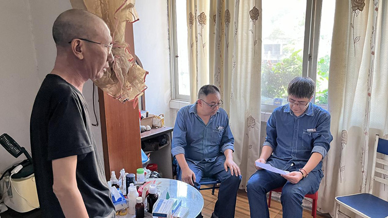 弘旭工會領(lǐng)導(dǎo)帶隊(duì)慰問因病致困員工(圖1) 弘旭工會領(lǐng)導(dǎo)帶隊(duì)慰問因病致困員工(圖1)