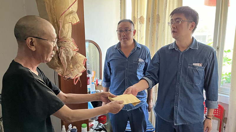 弘旭工會領(lǐng)導(dǎo)帶隊(duì)慰問因病致困員工(圖2) 弘旭工會領(lǐng)導(dǎo)帶隊(duì)慰問因病致困員工(圖2)