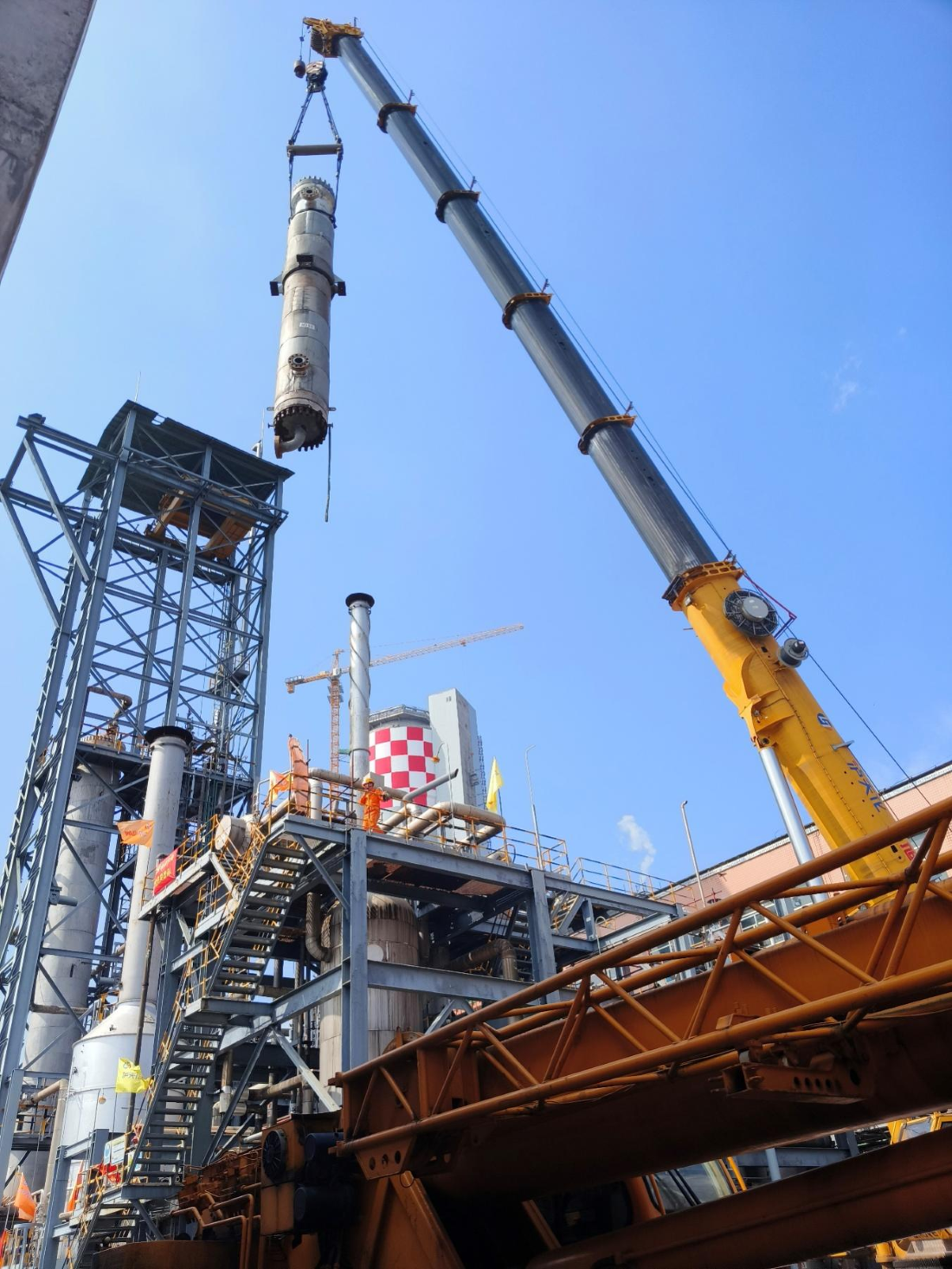 弘旭公司完成H306舊設(shè)備吊出工作(圖1) 弘旭公司完成H306舊設(shè)備吊出工作(圖1)