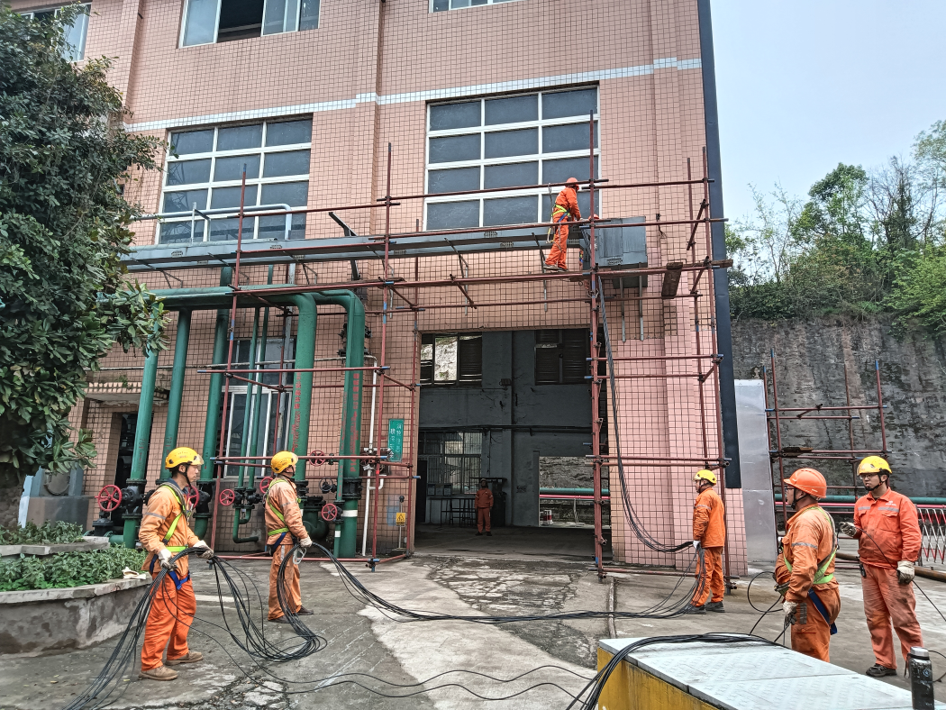 硝區(qū)大修進(jìn)行時(shí)，弘旭隊(duì)伍亮旗幟(圖1)