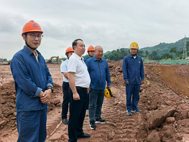 廖廷君到弘旭公司箱涵項目部現(xiàn)場調(diào)研指導工作(圖1) 廖廷君到弘旭公司箱涵項目部現(xiàn)場調(diào)研指導工作(圖1)