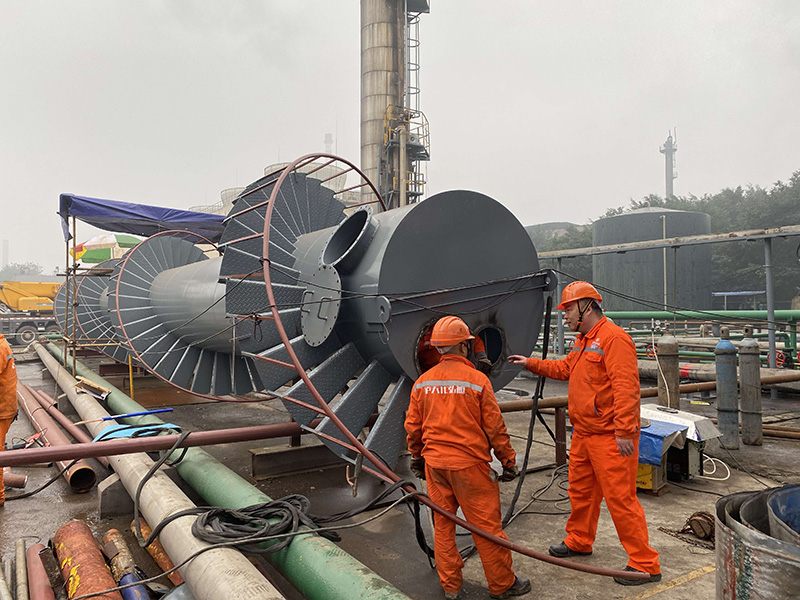 領導干部在大修現(xiàn)場(圖1)